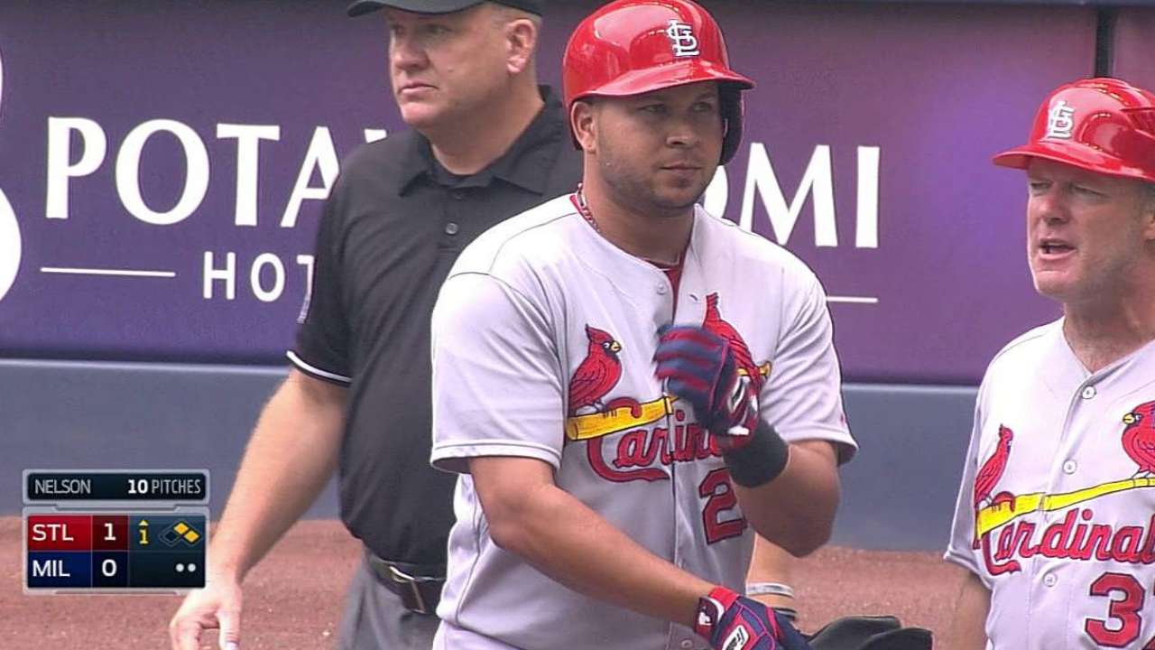 Cardenales vencen a Milwaukee y empatan la cima
