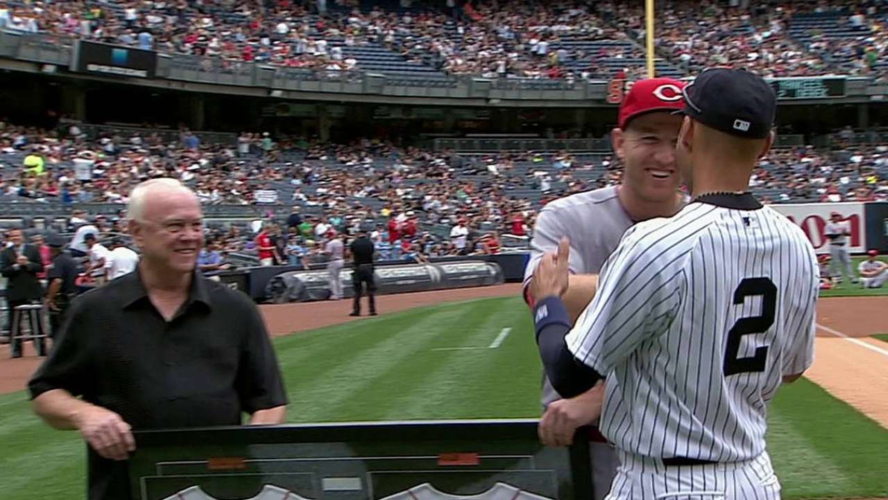 Jocketty, Frazier present Jeter gift from Reds