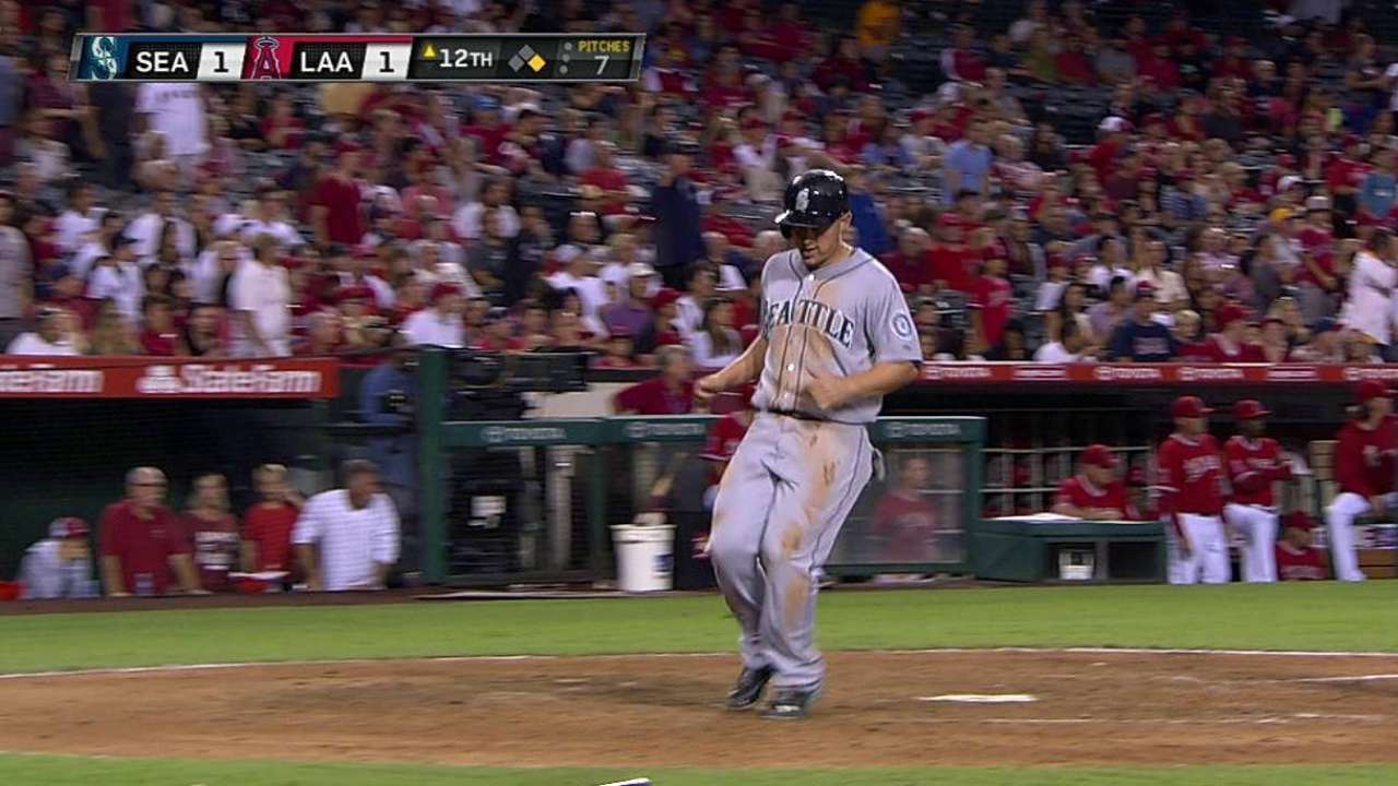 Morrison impulsa triunfo de Seattle en la doceava