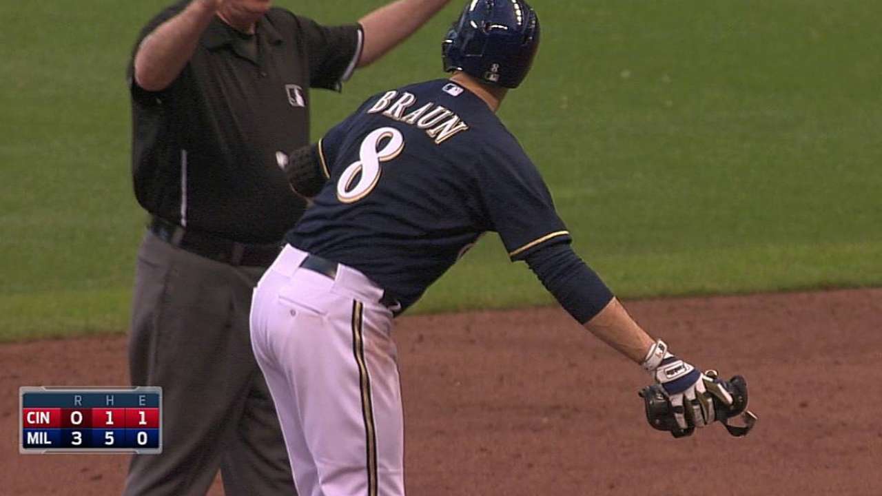 Errores de Rojos dejan a Milwaukee solo en la cima
