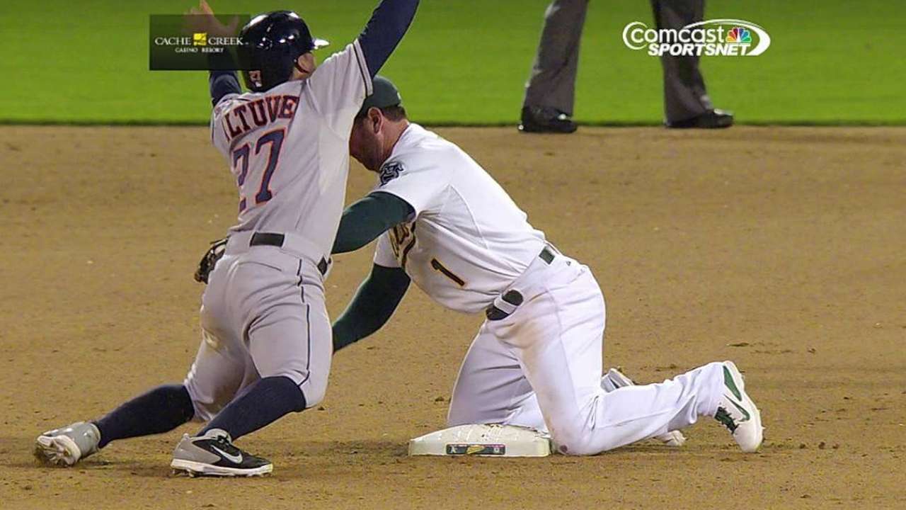 A's win replay challenge in 10th inning against Astros