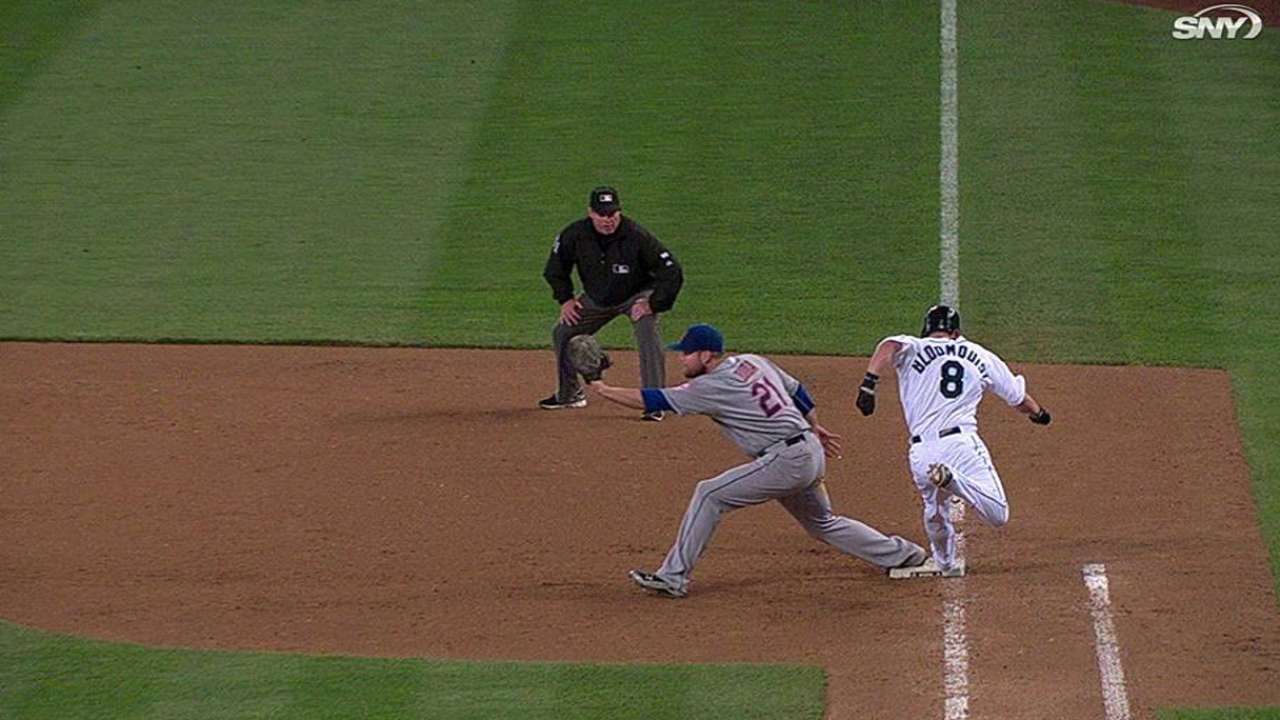 Mariners lose challenge early; Mets win one late