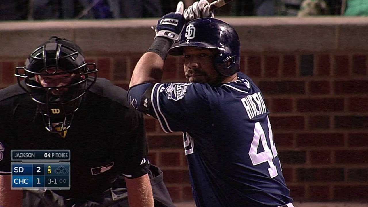 Rivera se destapa y Padres apalean a Cachorros