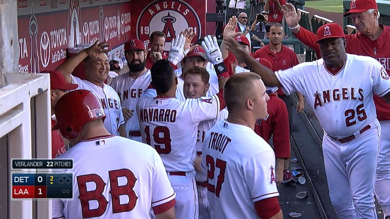 Navarro jonronea y Angelinos se imponen a Tigres