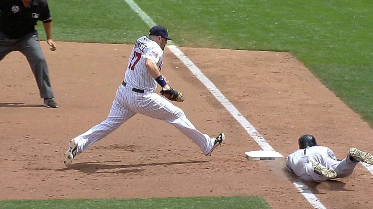 Twins lose challenge at first base in sixth