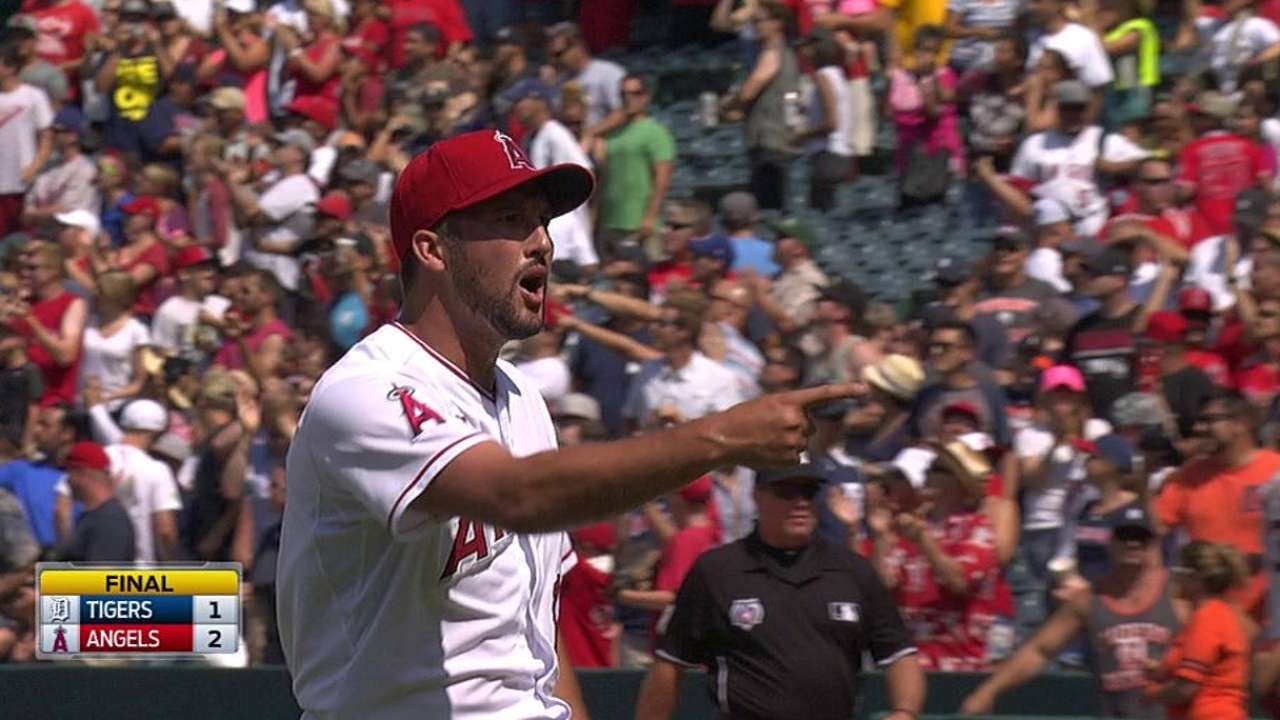 Angels stand pat as division rivals deal away