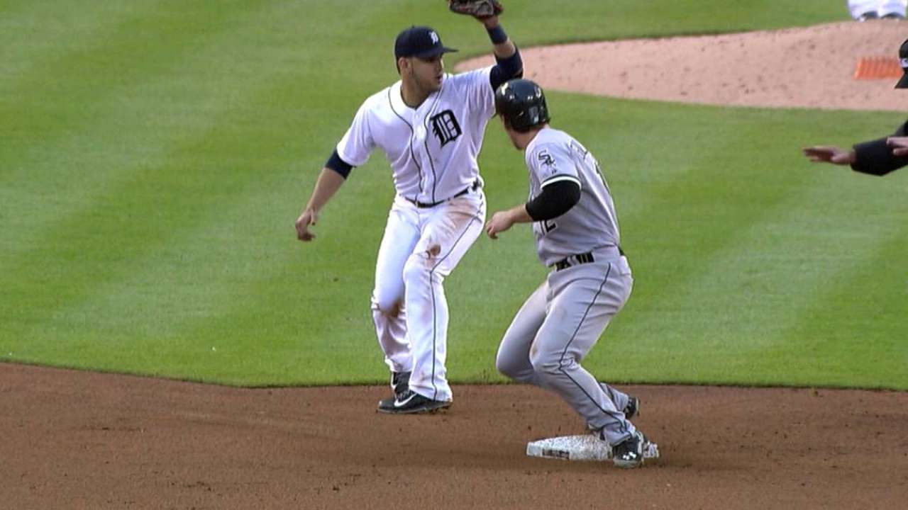 Stolen base overturned by Tigers' challenge