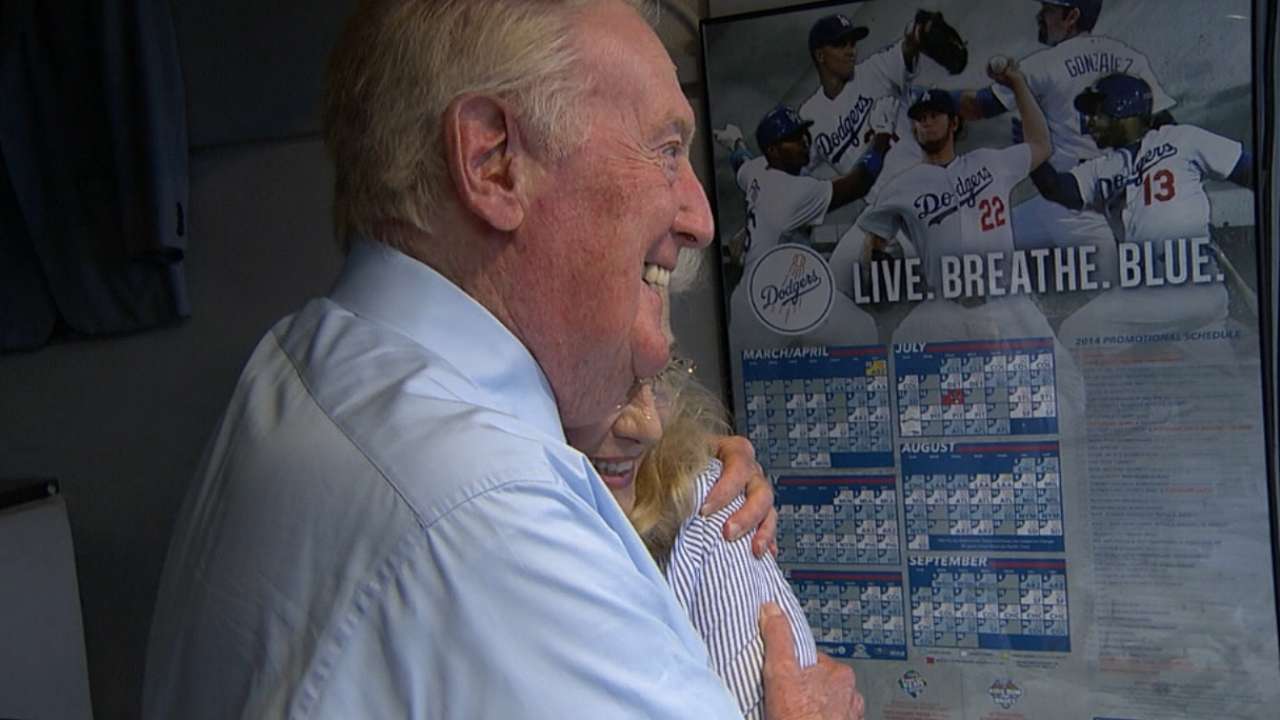 Vin Scully continuará con los Dodgers en el 2015