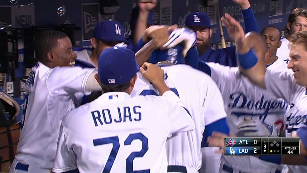 Con joya de Kershaw, Dodgers doblegan a Bravos