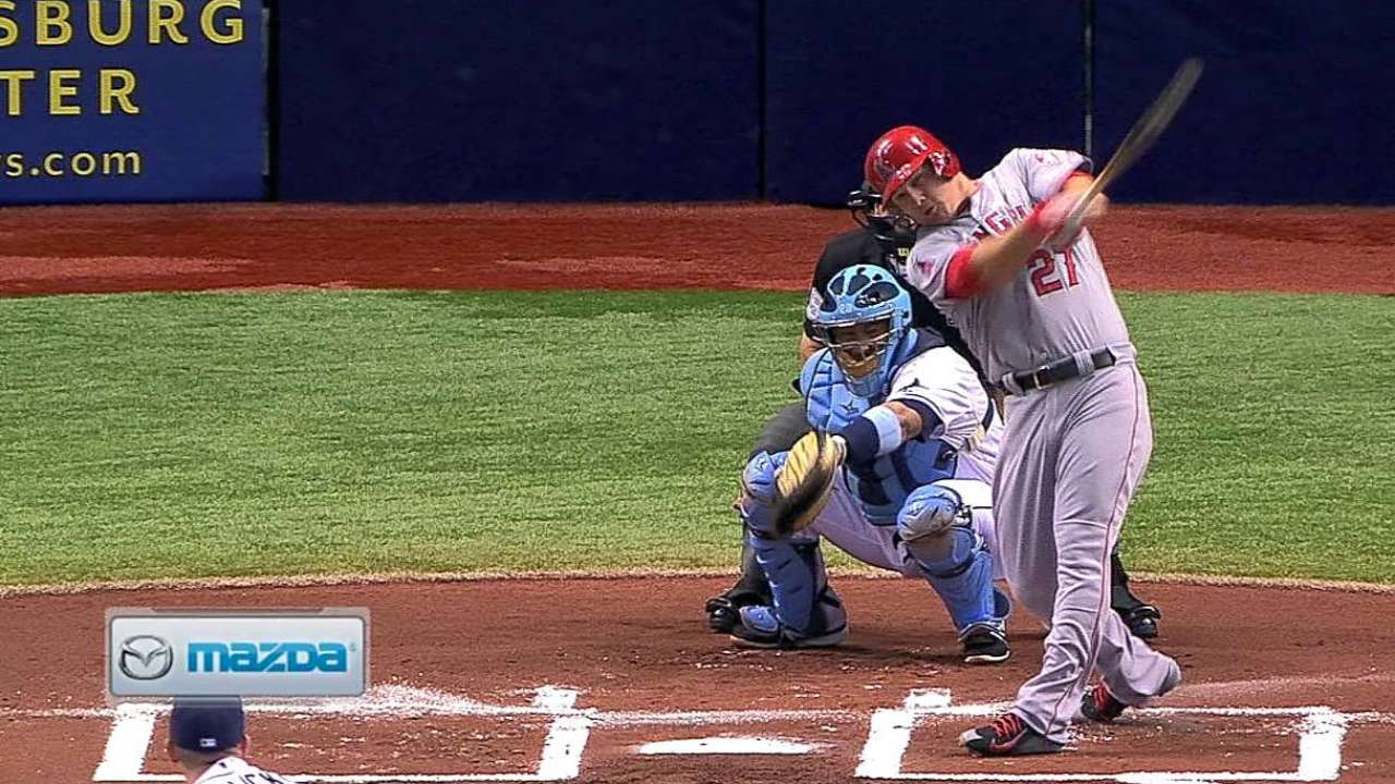 Angelinos ganan con jonrones de Trout y Hamilton