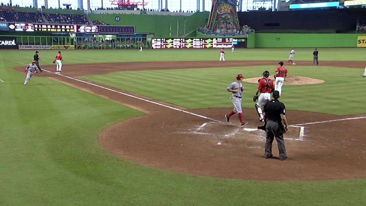 Bates de Rojos despertaron para superar a Marlins