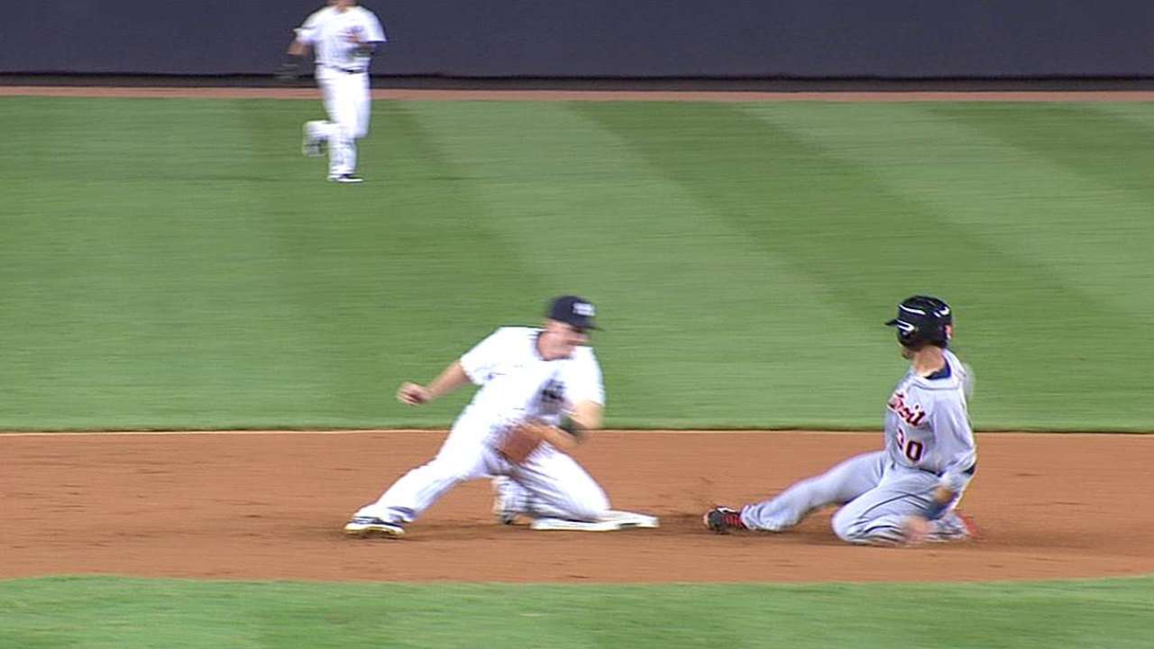Tigers' Suarez sprains knee, exits early vs. Yanks