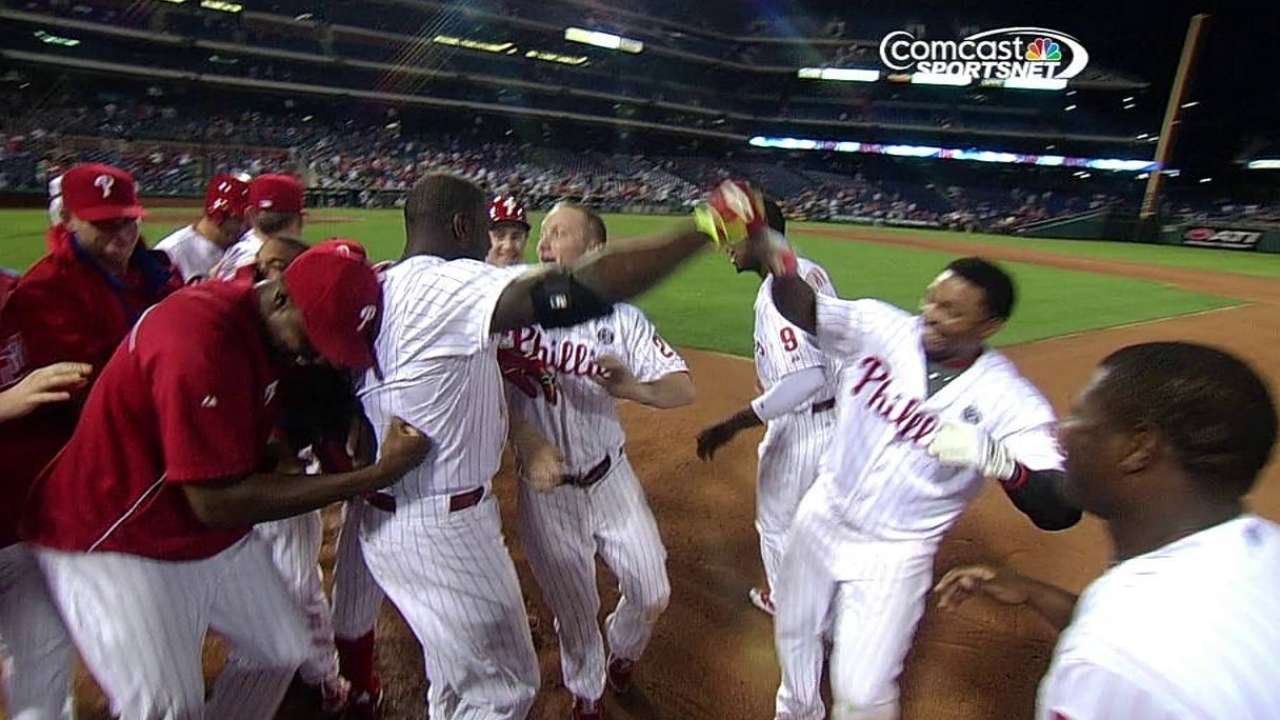 Palo de Howard define triunfo de Filis en 15 innings