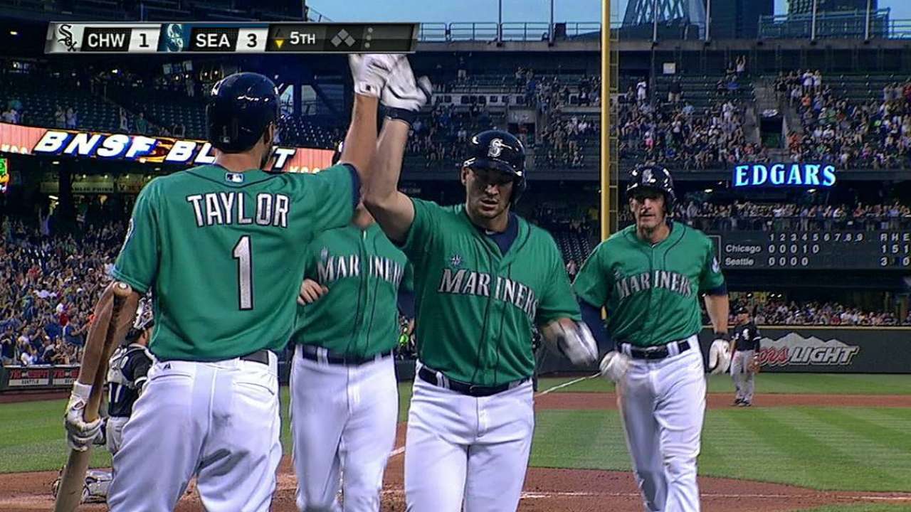 Iwakuma leads Mariners to fourth straight win