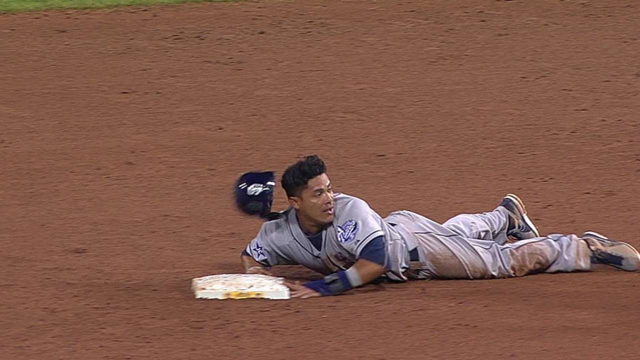 Padres to monitor Cabrera's left hamstring cramp