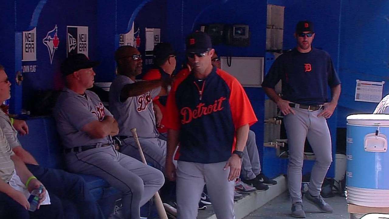 Ausmus ejected for arguing balls and strikes