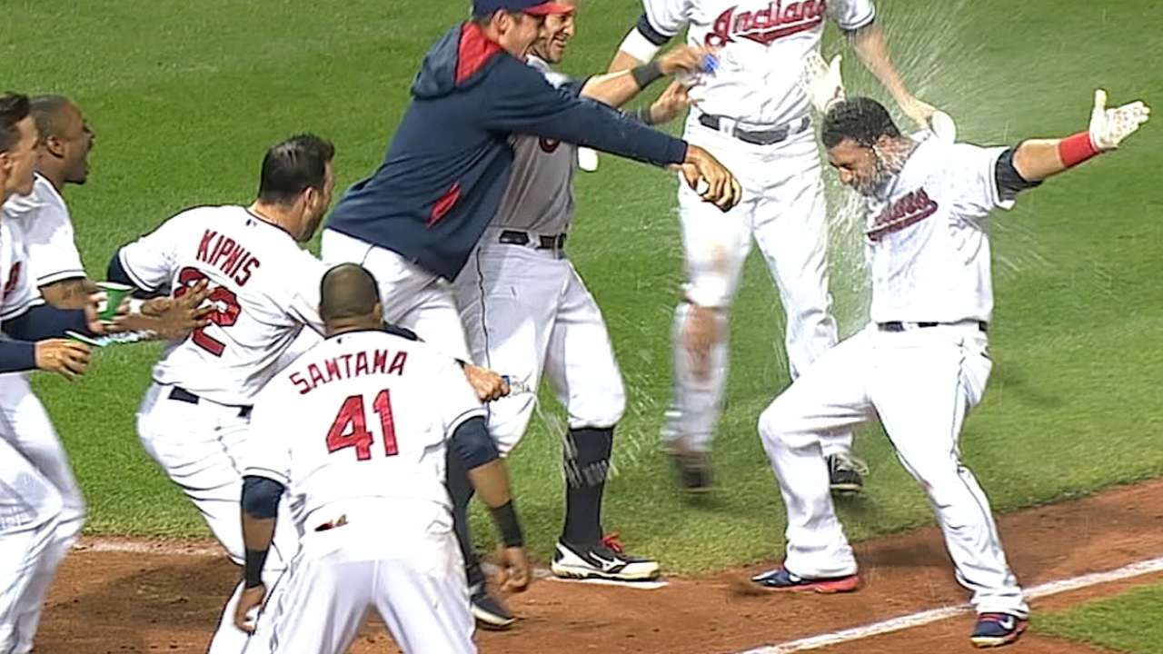 HR de Avilés decide victoria de Indios en 11 innings