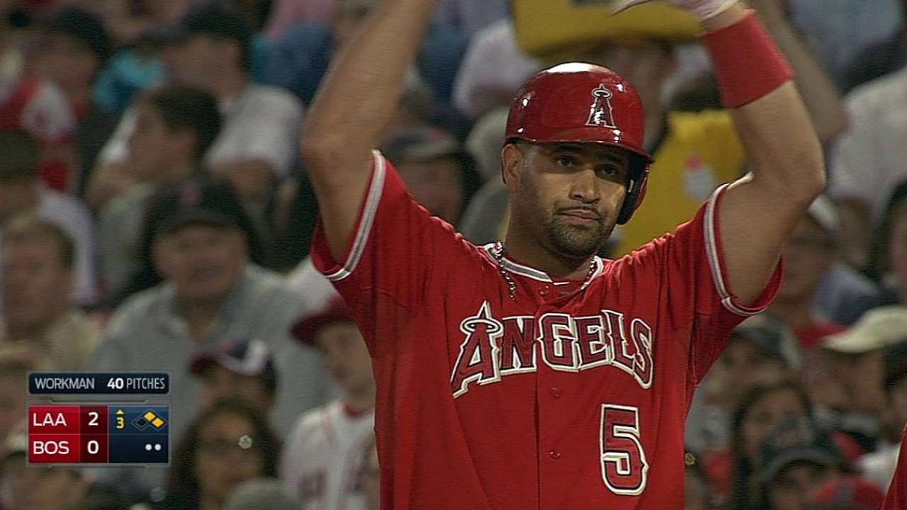 Angels ganan en Boston y se apoderan de la cima