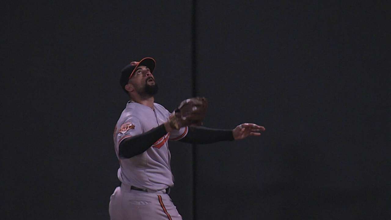 Markakis' jaw-dropping grab saves O's