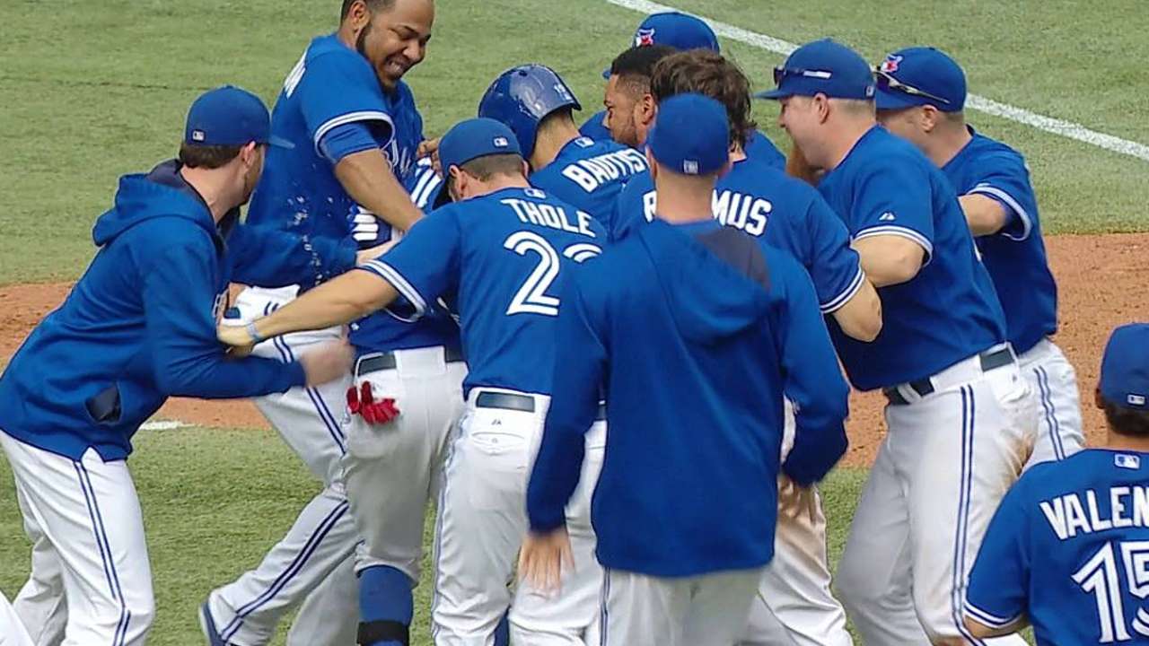 Azulejos superan a Rays en la 10ma con hit de Reyes