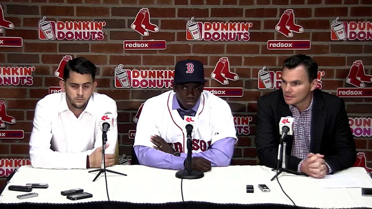 Oficial: Boston firmó al cubano Rusney Castillo