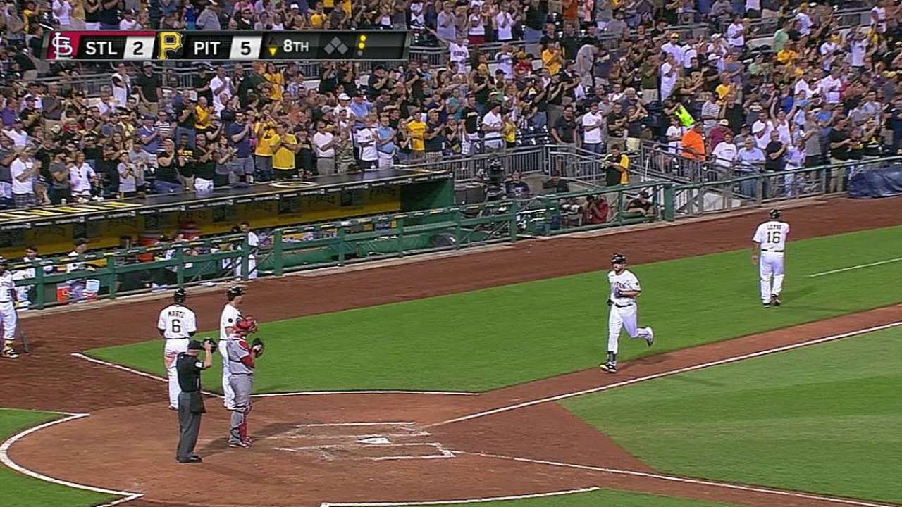 Piratas derrotan a Cardenales con HR de Ike Davis