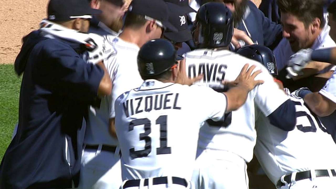 Avila's walk-off hit gives Tigers series win over Yanks