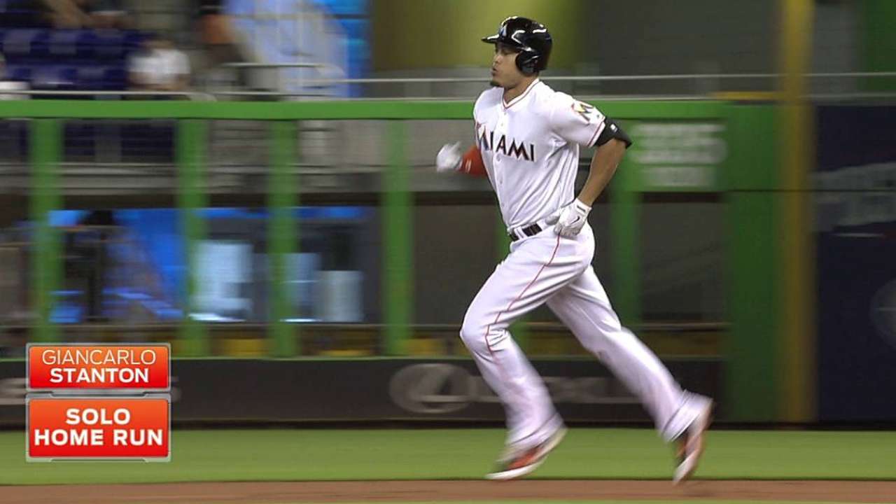 Stanton da cuadrangular y Marlins vencen a Mets
