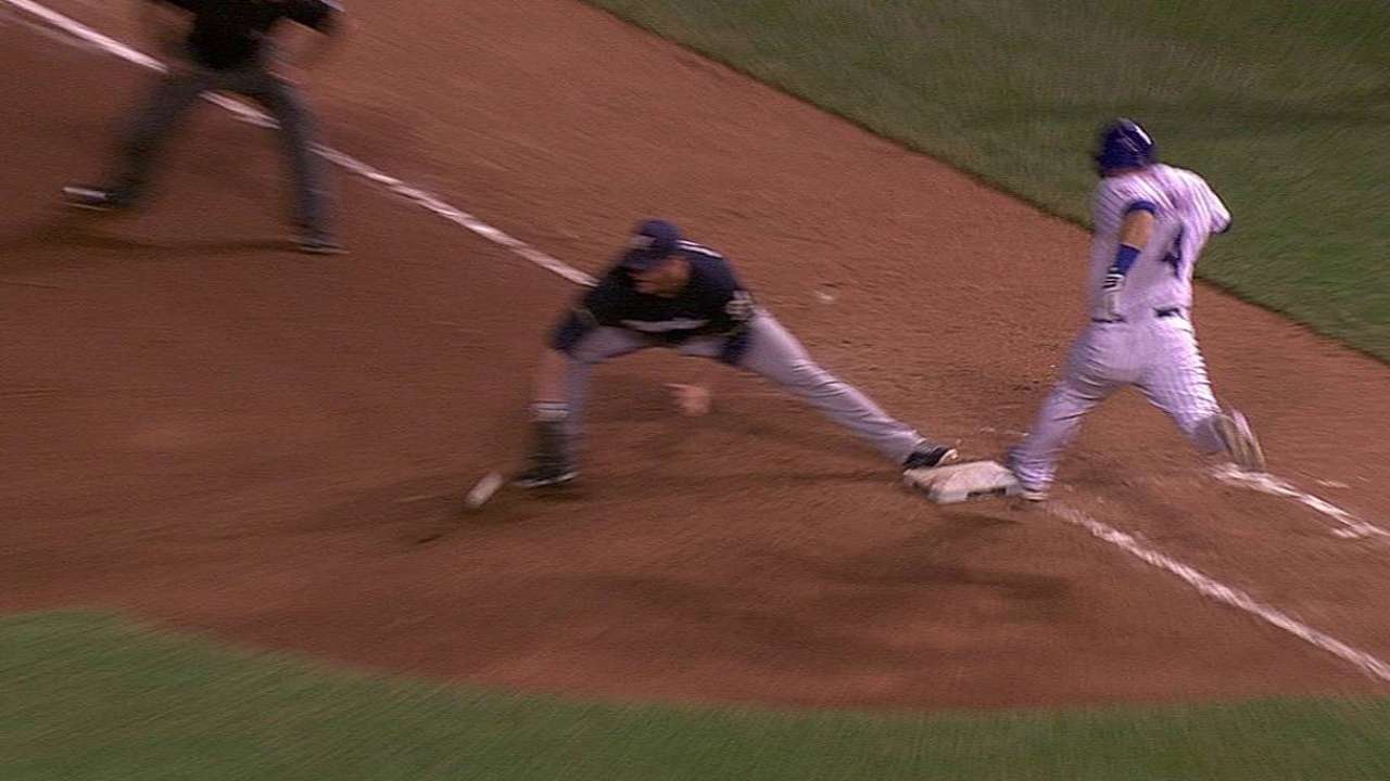 Brewers get call at first overturned against Cubs