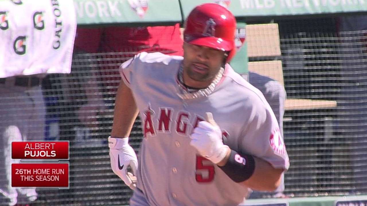 Angelinos apabullan a Indios y siguen encendidos
