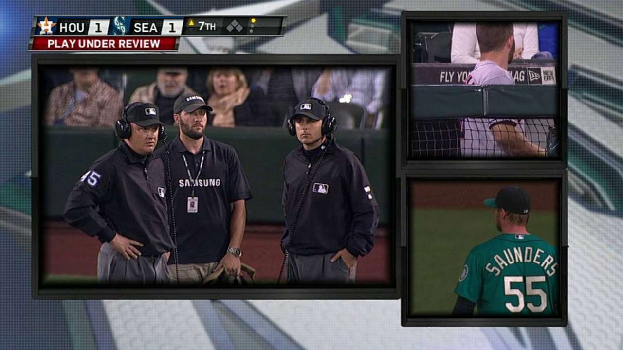 Home run overturned on Saunders' stellar effort