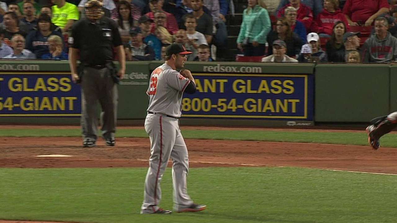 Hunter fans two, escapes jam