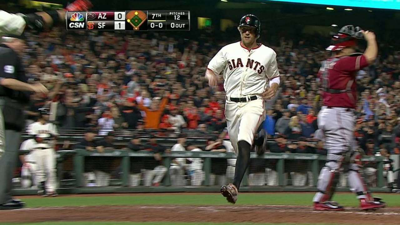 Gigantes blanquean a D-backs y mantienen el paso