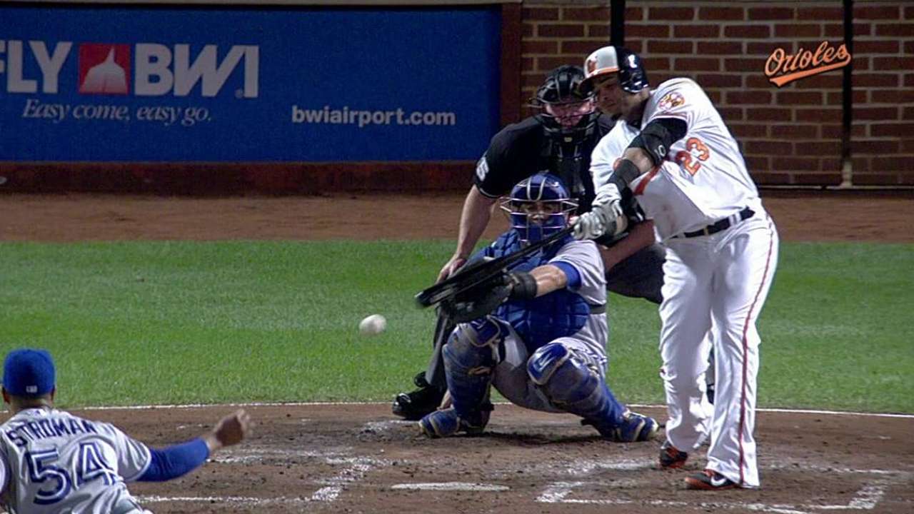 Orioles se imponen a Azulejos y acarician el título