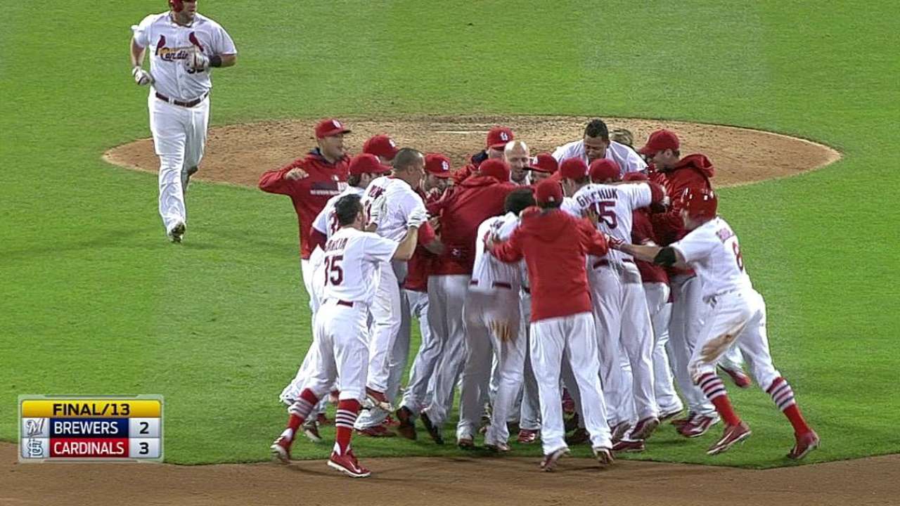 San Luis doblegó a Milwaukee con hit de oro de Cruz