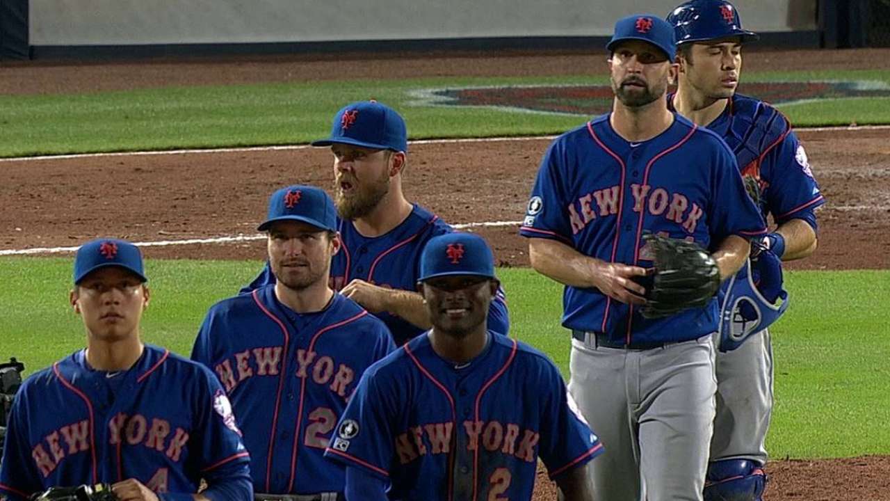 Mets sign veteran righty Carlyle to Minors deal