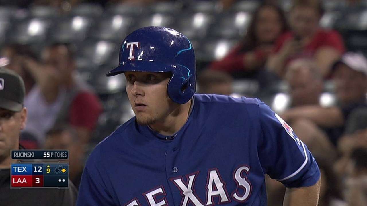 Rua batea 4 hits y Rangers aplastan a Angelinos