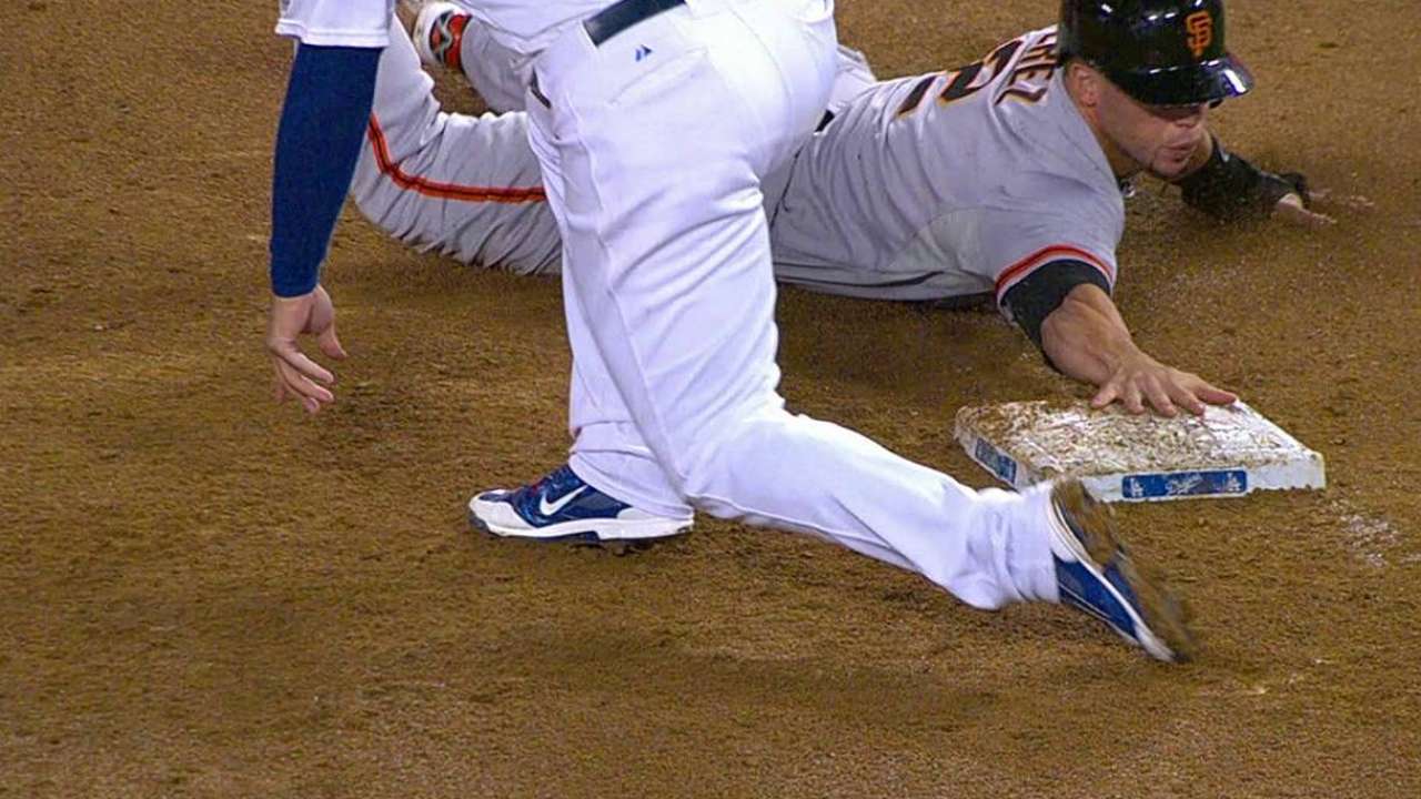 Dodgers lose challenge on pickoff play vs. Giants