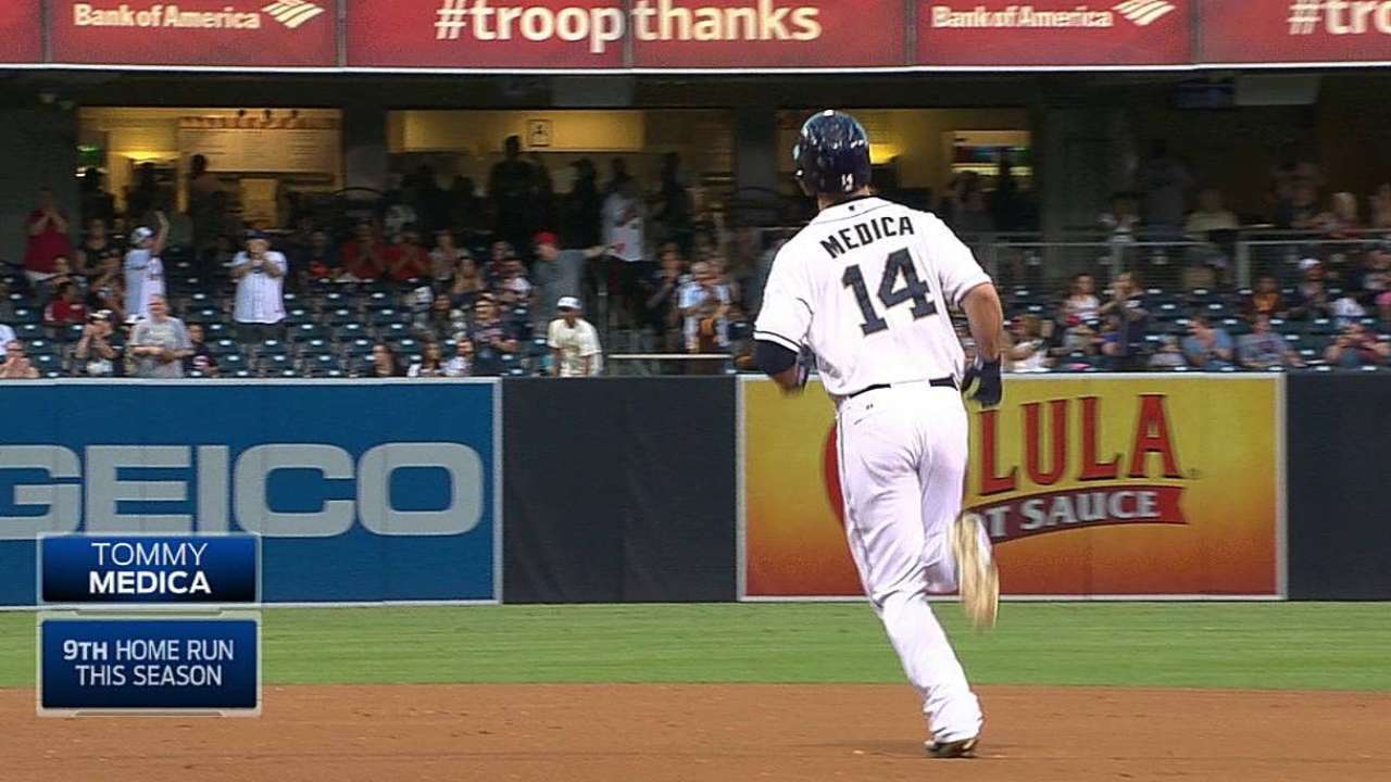 Padres derrotaron a Rockies con ayuda de Medica