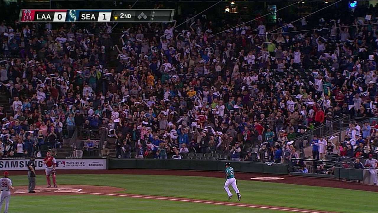 Seattle vence a Angelinos y se mantiene con vida