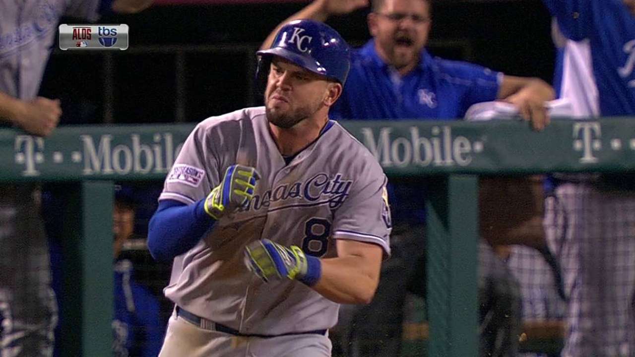 Moustakas, Reales se llevan el Juego 1 en 11 innings