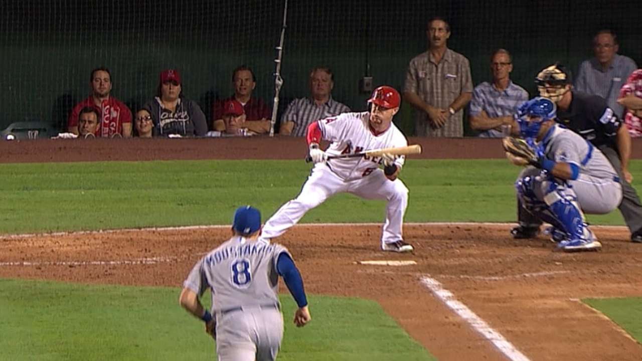 Moustakas doesn't second-guess himself on bunt
