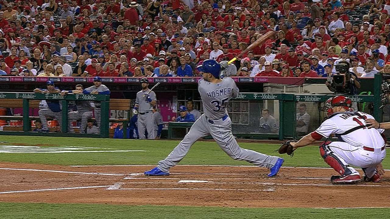 Hosmer's drive has Royals in 2-0 driver's seat