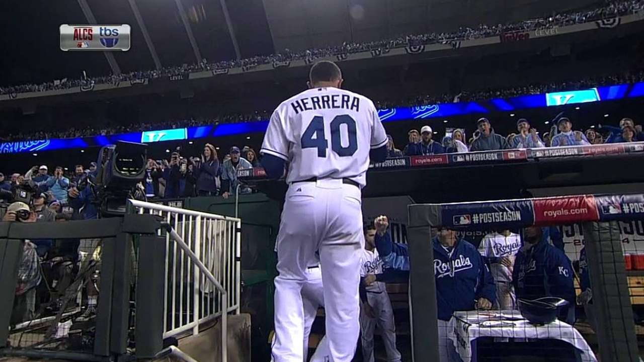 Herrera strikes out Hundley