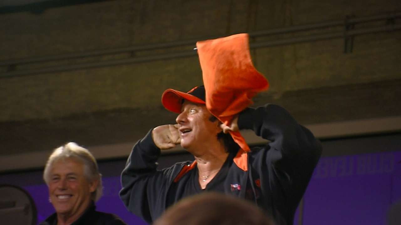 Steve Perry rocks out at Game 3