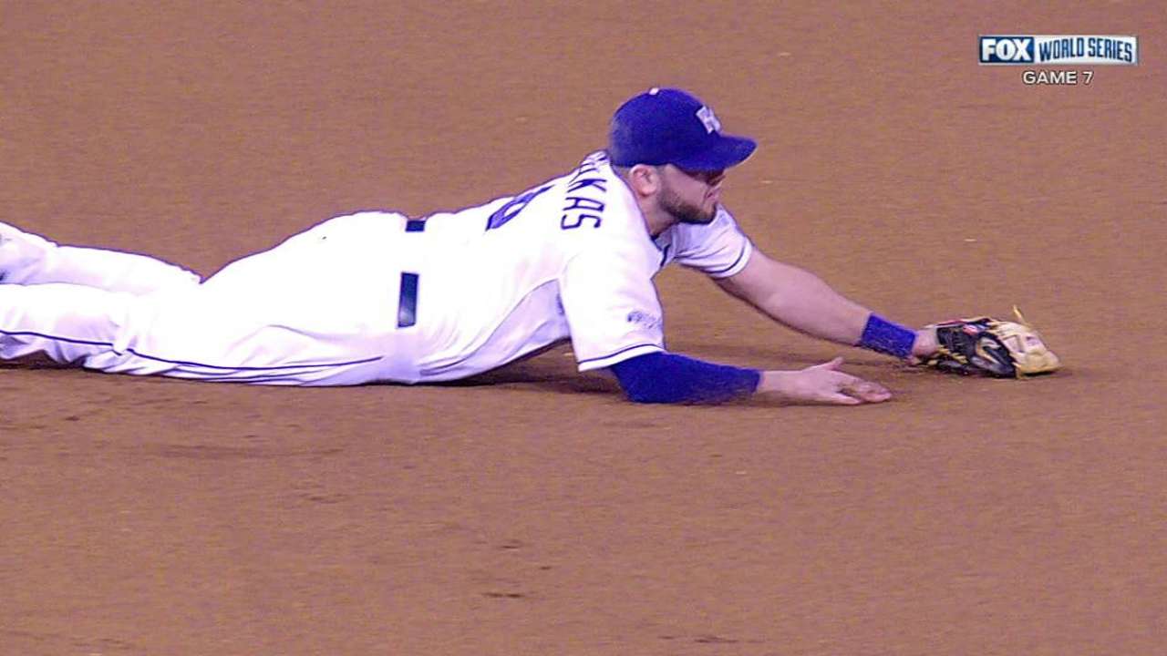 Moustakas, Royals reach deal to avoid arbitration