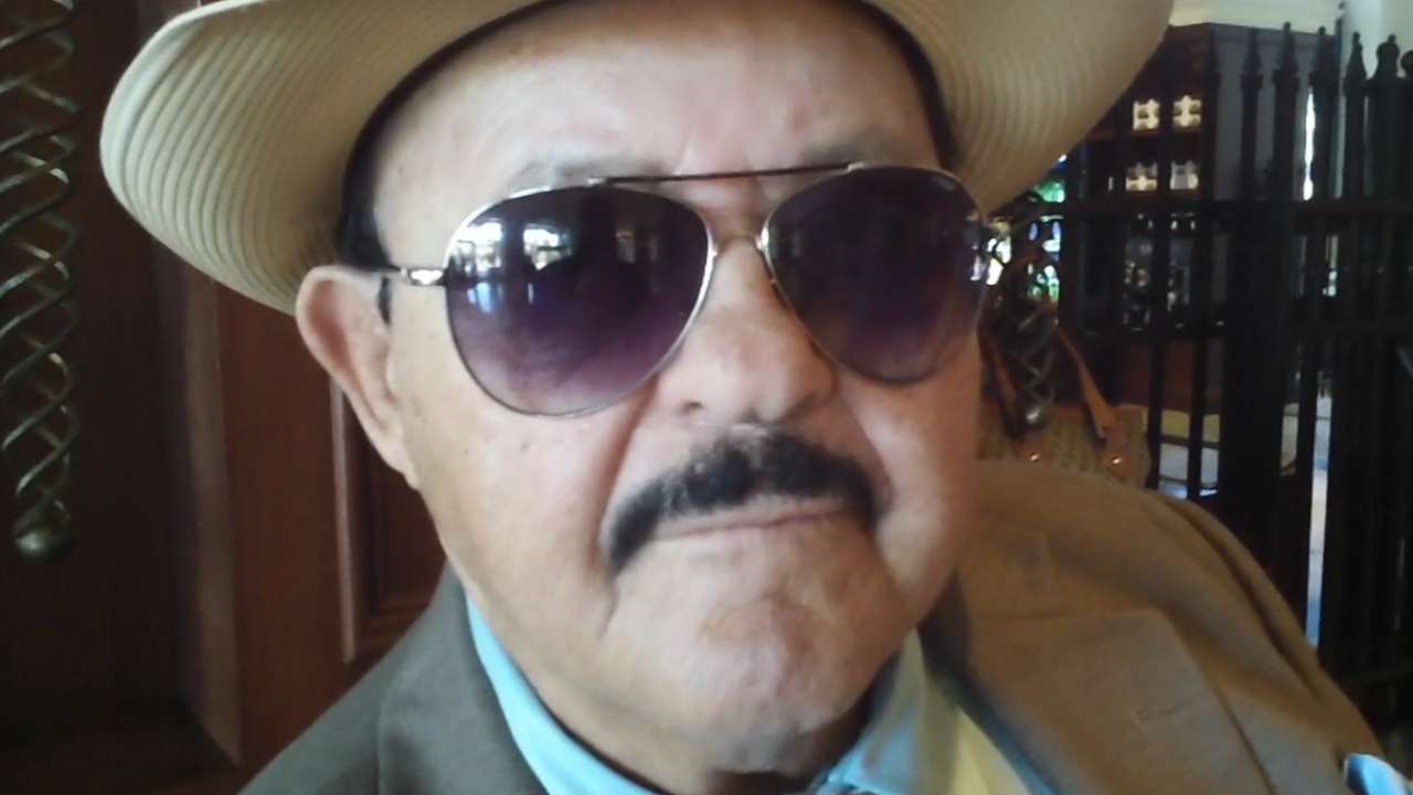 Mike Brito contento por su premio como Scout del Año