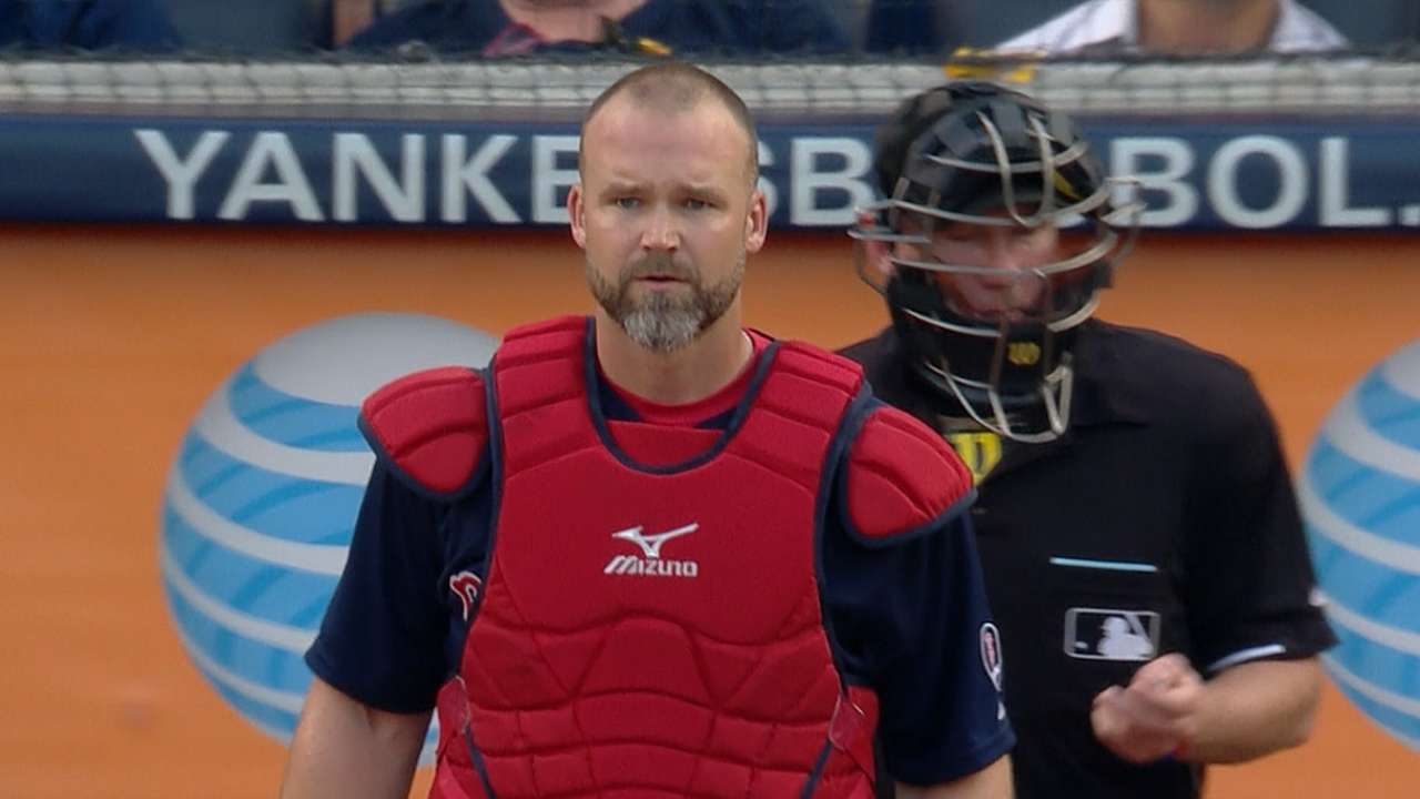 Cubs complete deal, reunite Ross with Lester