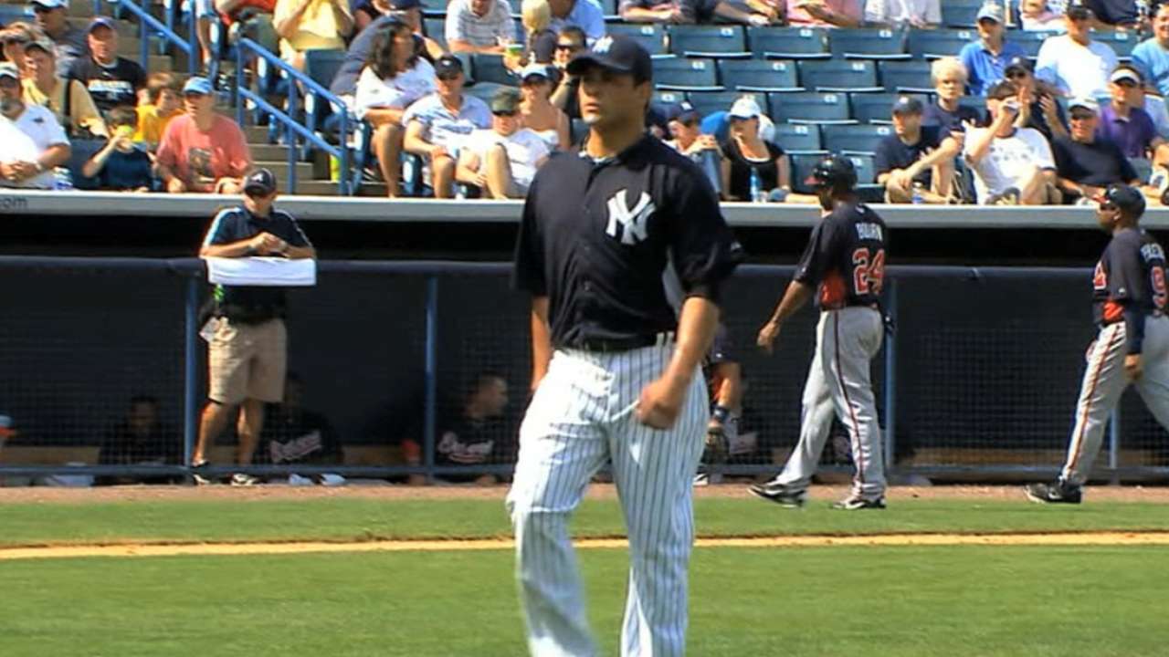 Braves acquire lefty Banuelos from Yankees