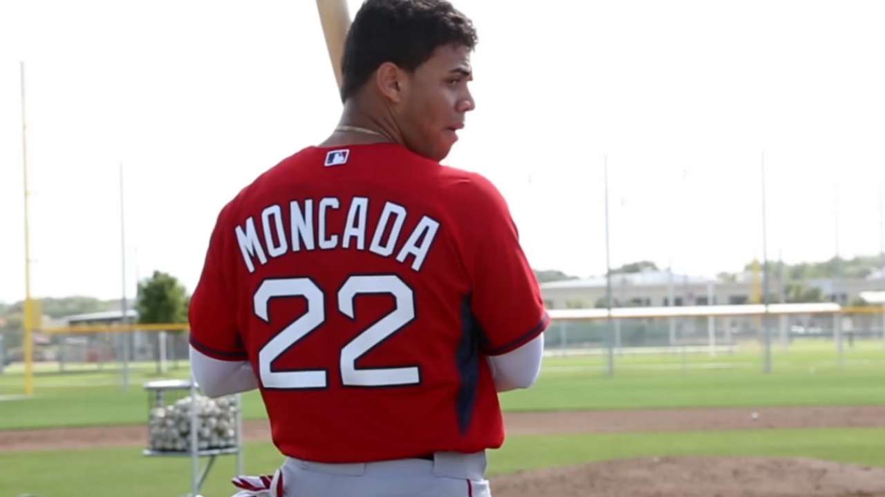 Yoan Moncada fue presentado por los Medias Rojas